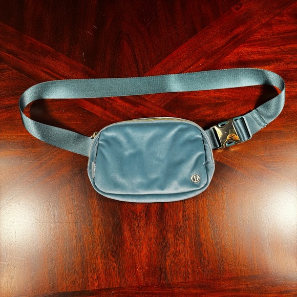 EUC Lululemon Everywhere Belt Bag Plush Velour Green Jasper Gold - Picture 9 of 14